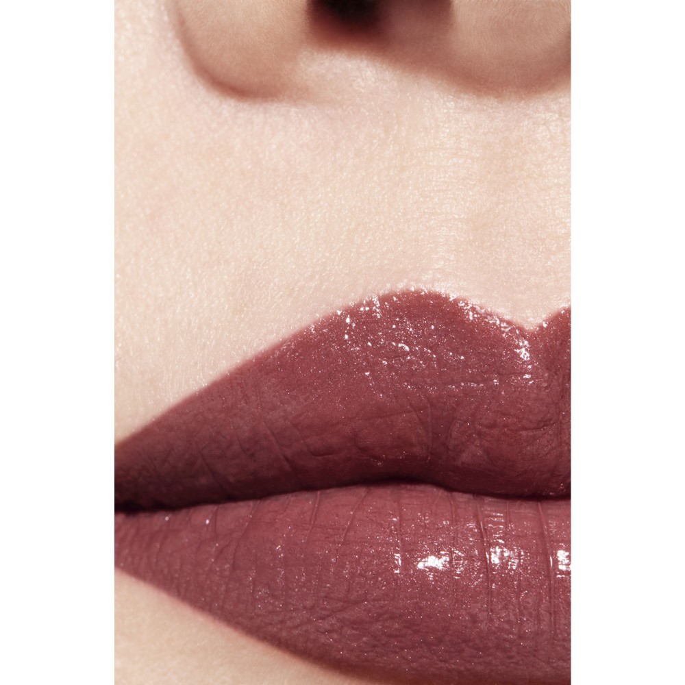 LA BARRA DE LABIOS SATINADA DE LARGA DURACI&Oacute;N, TRATAMIENTO HIDRATANTE Y ALISANTE